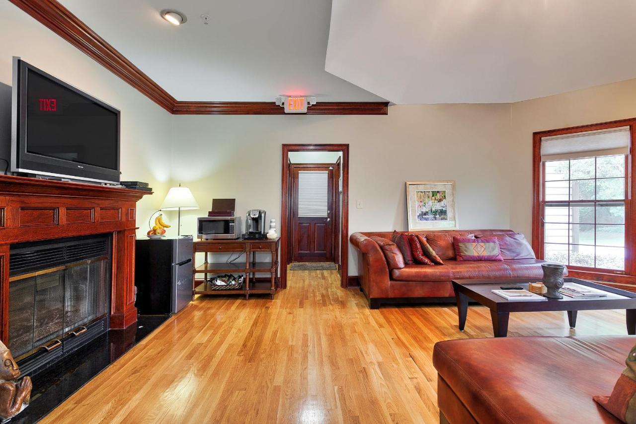Pleasanton Courtyard Bed And Breakfast Fayetteville Εξωτερικό φωτογραφία